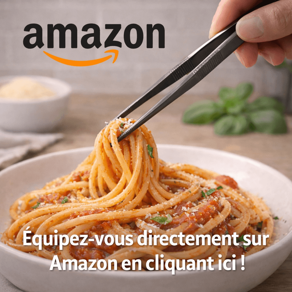 Pince à pâtes en inox saisissant des spaghetti nappés de sauce tomate dans une assiette, pour montrer une sauce qui accroche aux pâtes en cuisine du quotidien.