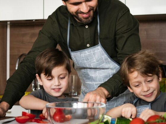 Initier les enfants à la cuisine : une activité familiale à exercer étape par étape