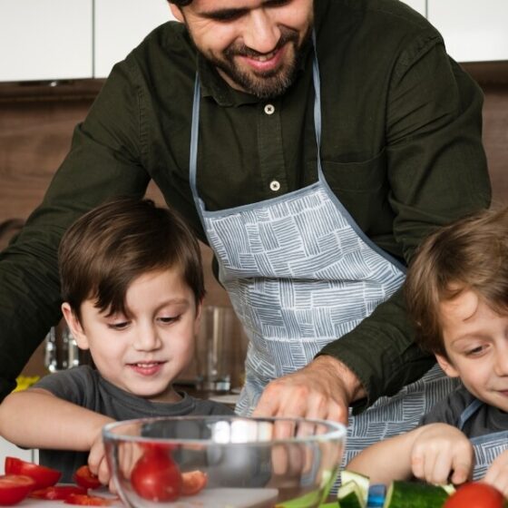 Initier les enfants à la cuisine : une activité familiale à exercer étape par étape