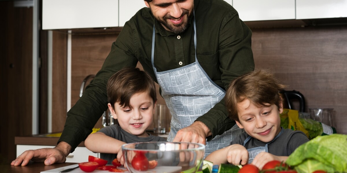 Initier les enfants à la cuisine : une activité familiale à exercer étape par étape