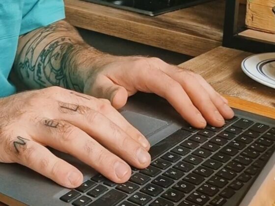 L'Amijoteur qui navigue sur son PC portable pour trouver les meilleurs blogs de cuisine