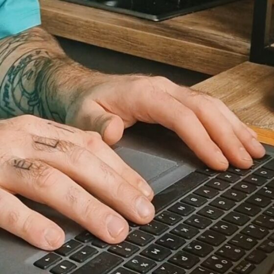 L'Amijoteur qui navigue sur son PC portable pour trouver les meilleurs blogs de cuisine