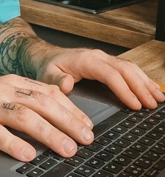 L'Amijoteur qui navigue sur son PC portable pour trouver les meilleurs blogs de cuisine
