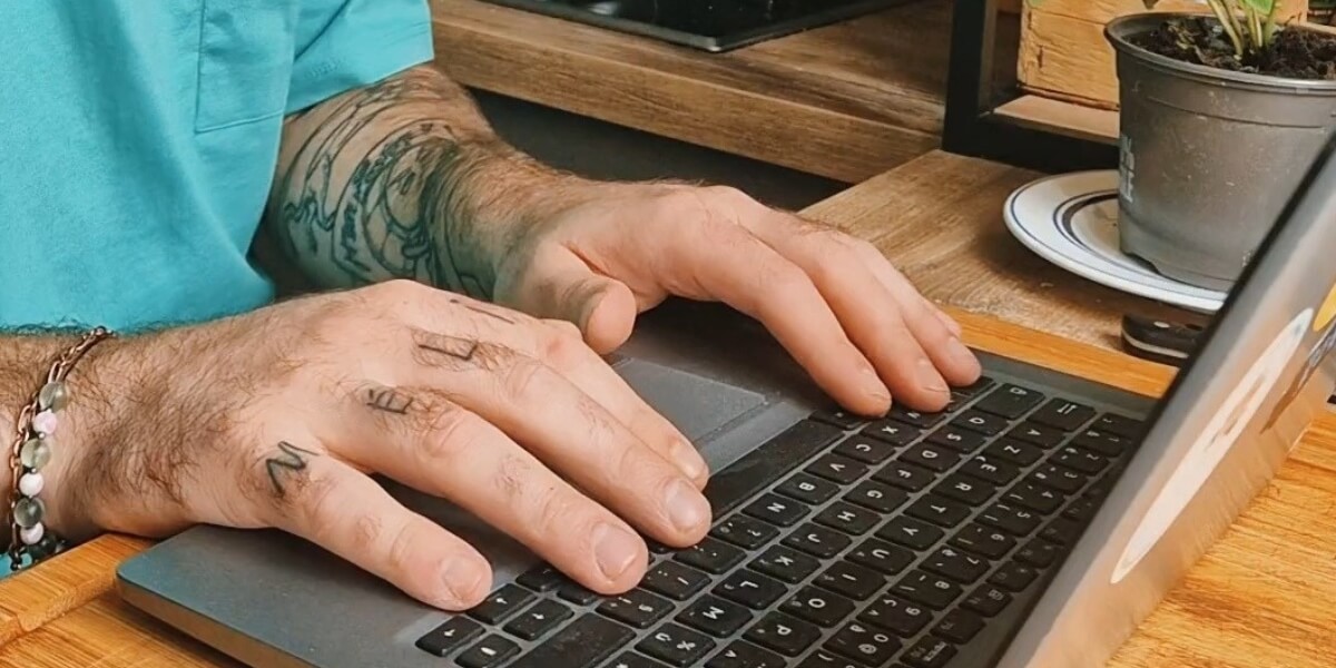 L'Amijoteur qui navigue sur son PC portable pour trouver les meilleurs blogs de cuisine