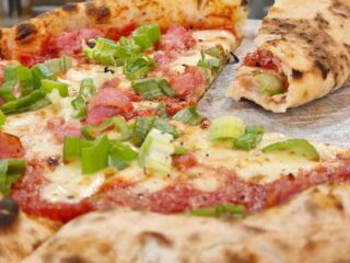 Bannière de l'article 25 sur l'origine des pizzas italiennes : margherita, marinara, daviola...
