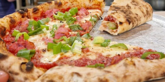 Bannière de l'article 25 sur l'origine des pizzas italiennes : margherita, marinara, daviola...