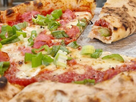 Bannière de l'article 25 sur l'origine des pizzas italiennes : margherita, marinara, daviola...