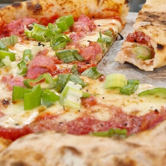 Bannière de l'article 25 sur l'origine des pizzas italiennes : margherita, marinara, daviola...