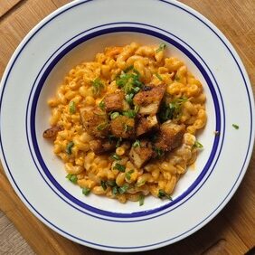 Les pâtes courtes se mélangent à une sauce fondante.